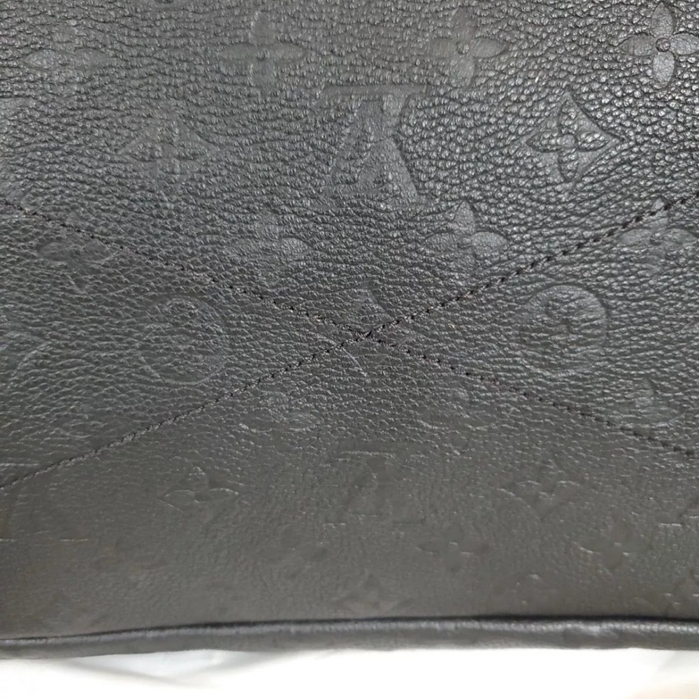 Louis Vuitton Black Monogram
Empreinte Leather Artsy MM Hobo - Picture 8 of 16